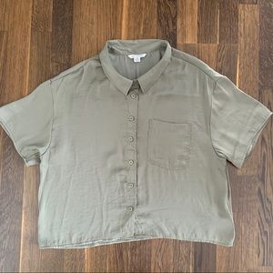 SILKY SHORT SLEEVE BUTTON UP SHIRT